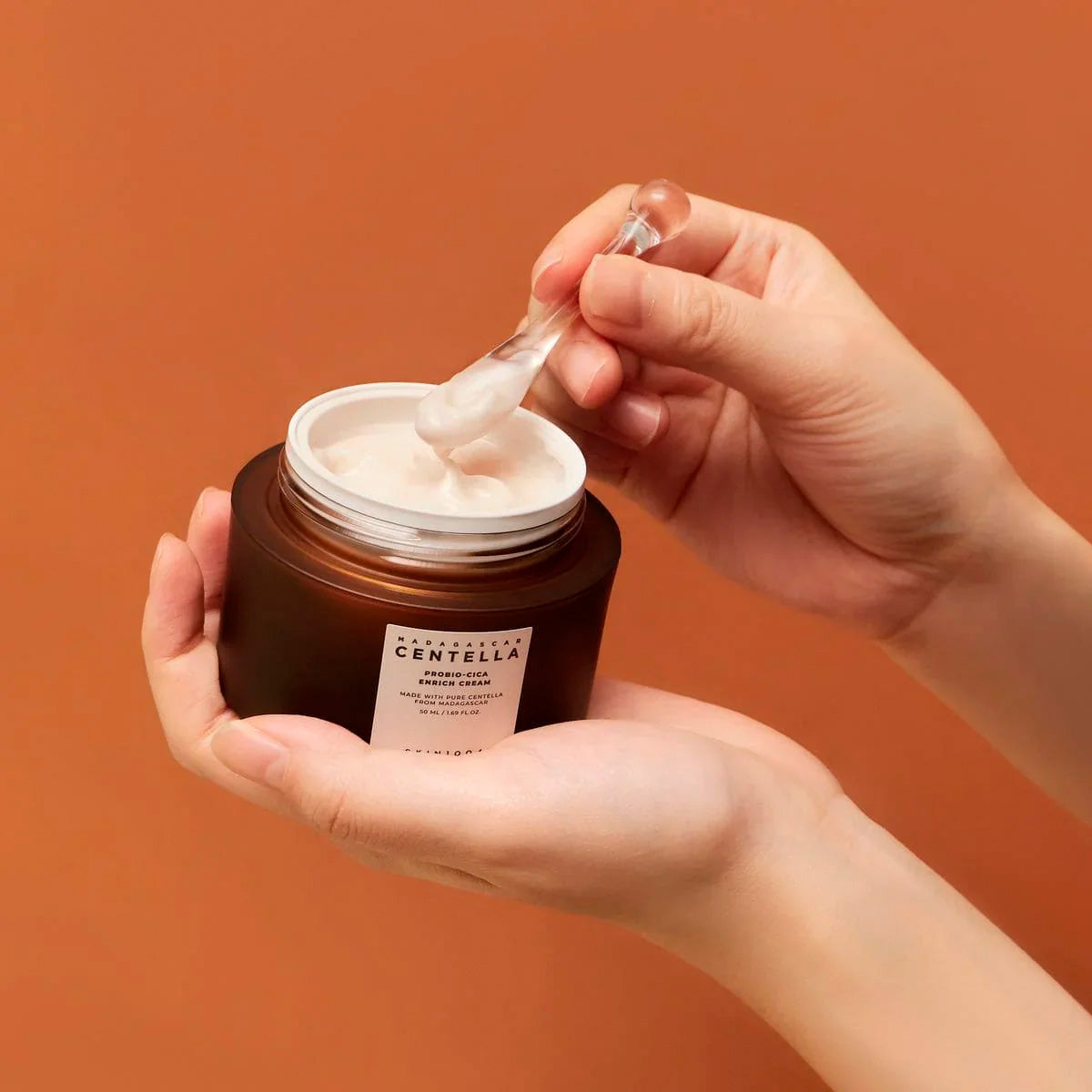 Pack Reparación y Antiedad de SKIN1004 Madagascar Centella Probio-Cica - Regalo Morral