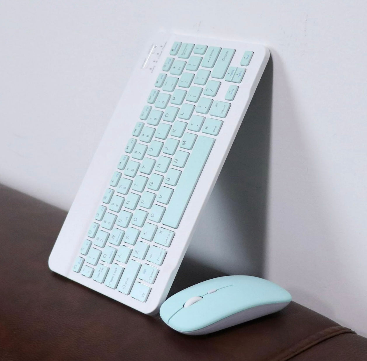 TECLADO PORTÁTIL CON BLUETOOTH Y MOUSE COMBO